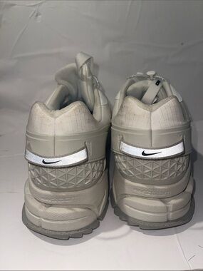 Nike zoom Men’s Sneakers in Off-White and Light Gray